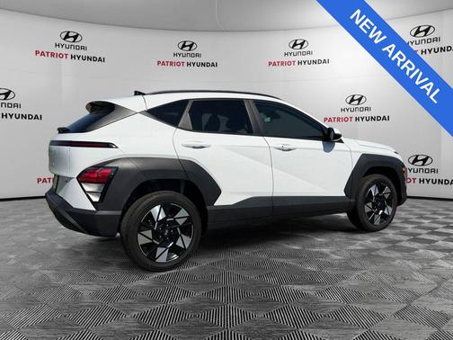 Atlas White 2025 Hyundai KONA SEL