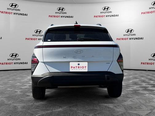 Atlas White 2025 Hyundai KONA SEL
