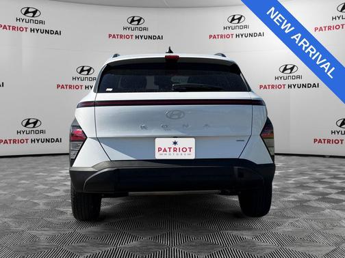 Atlas White 2025 Hyundai KONA SEL