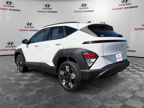 Atlas White 2025 Hyundai KONA SEL