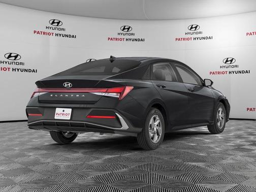 Abyss Black 2026 Hyundai ELANTRA SE