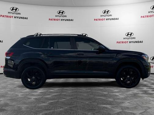 Deep Black Pearl 2022 Volkswagen Atlas 3.6L SE w/Technology