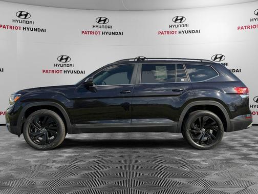 Deep Black Pearl 2022 Volkswagen Atlas 3.6L SE w/Technology