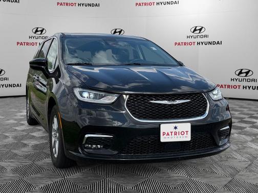 Diamond Black Crystal Pearlcoat 2024 Chrysler Pacifica Touring L
