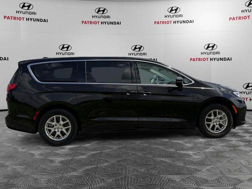 Diamond Black Crystal Pearlcoat 2024 Chrysler Pacifica Touring L
