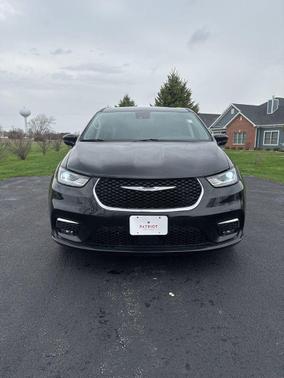 Diamond Black Crystal Pearlcoat 2024 Chrysler Pacifica Touring L