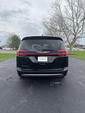 Diamond Black Crystal Pearlcoat 2024 Chrysler Pacifica Touring L