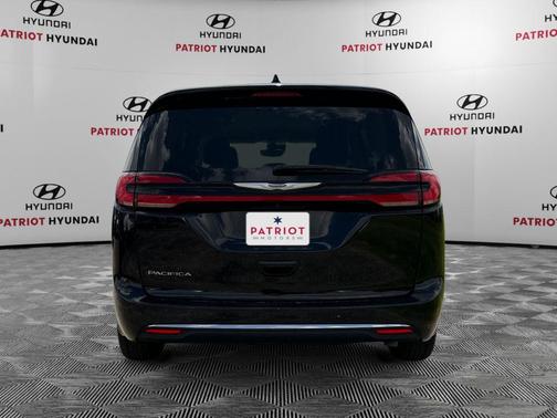 Diamond Black Crystal Pearlcoat 2024 Chrysler Pacifica Touring L