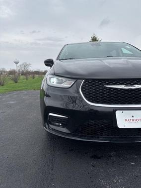 Diamond Black Crystal Pearlcoat 2024 Chrysler Pacifica Touring L