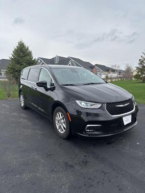 Diamond Black Crystal Pearlcoat 2024 Chrysler Pacifica Touring L