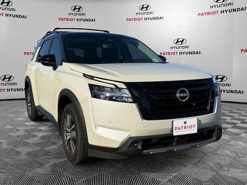 Pearl White Tricoat/Super Black 2023 Nissan Pathfinder SL 4WD
