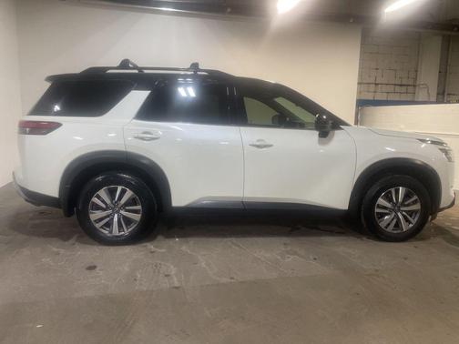 2023 Nissan Pathfinder SL 4WD