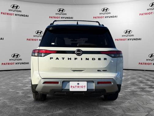 Pearl White Tricoat/Super Black 2023 Nissan Pathfinder SL 4WD