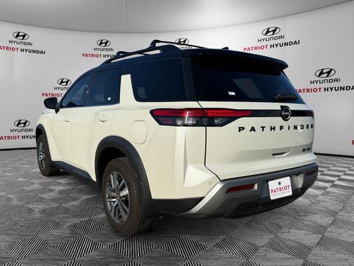 Pearl White Tricoat/Super Black 2023 Nissan Pathfinder SL 4WD