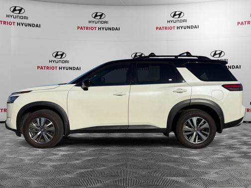 Pearl White Tricoat/Super Black 2023 Nissan Pathfinder SL 4WD