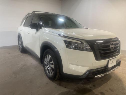 2023 Nissan Pathfinder SL 4WD