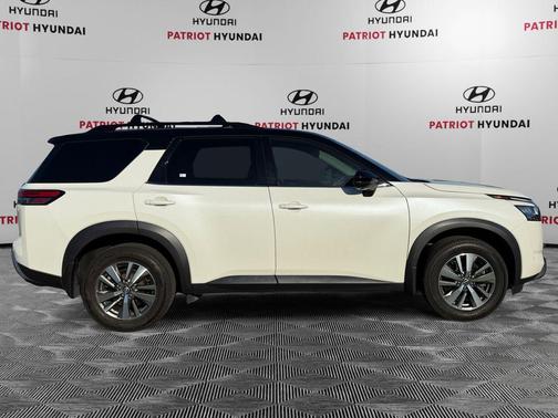 Pearl White Tricoat/Super Black 2023 Nissan Pathfinder SL 4WD