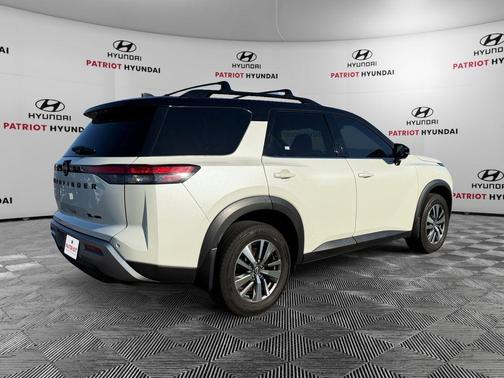 Pearl White Tricoat/Super Black 2023 Nissan Pathfinder SL 4WD