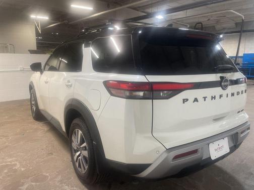 2023 Nissan Pathfinder SL 4WD