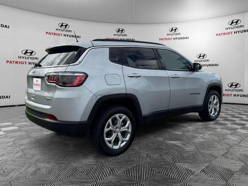 Silver Zynith Metallic Clearcoat 2024 Jeep Compass Latitude