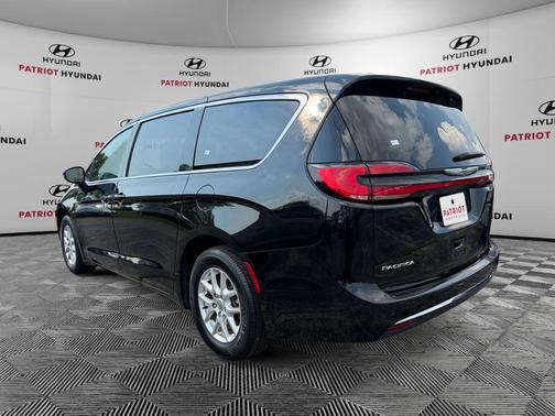 Diamond Black Crystal Pearlcoat 2025 Chrysler Pacifica L