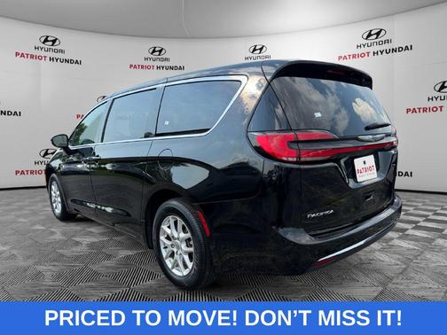 Diamond Black Crystal Pearlcoat 2025 Chrysler Pacifica L