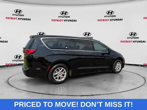 Diamond Black Crystal Pearlcoat 2025 Chrysler Pacifica L
