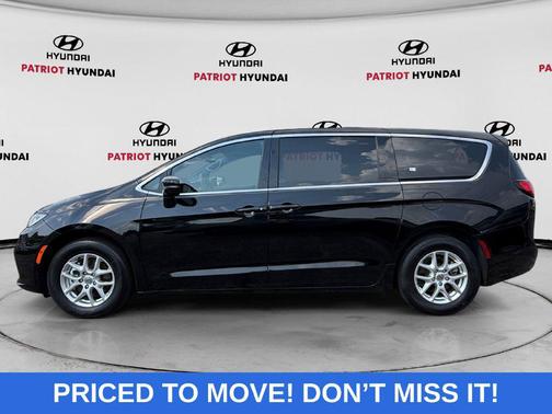 Diamond Black Crystal Pearlcoat 2025 Chrysler Pacifica L