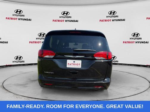 Brilliant Black Crystal Pearlcoat 2023 Chrysler Voyager LX
