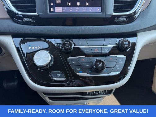 Brilliant Black Crystal Pearlcoat 2023 Chrysler Voyager LX