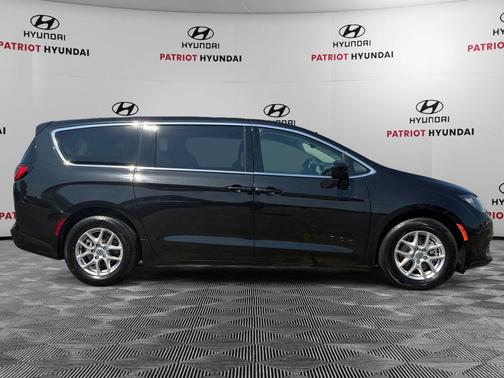 Brilliant Black Crystal Pearlcoat 2023 Chrysler Voyager LX