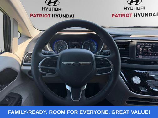 Brilliant Black Crystal Pearlcoat 2023 Chrysler Voyager LX