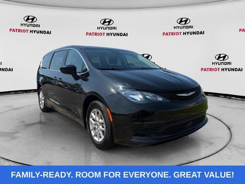 Brilliant Black Crystal Pearlcoat 2023 Chrysler Voyager LX