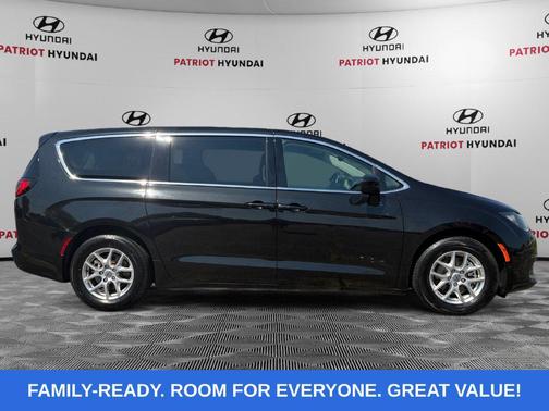 Brilliant Black Crystal Pearlcoat 2023 Chrysler Voyager LX