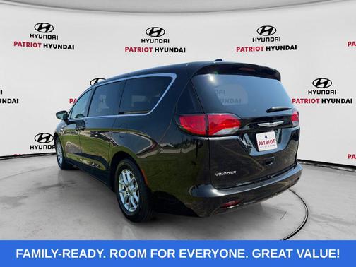 Brilliant Black Crystal Pearlcoat 2023 Chrysler Voyager LX