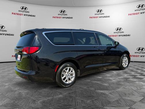 Brilliant Black Crystal Pearlcoat 2023 Chrysler Voyager LX
