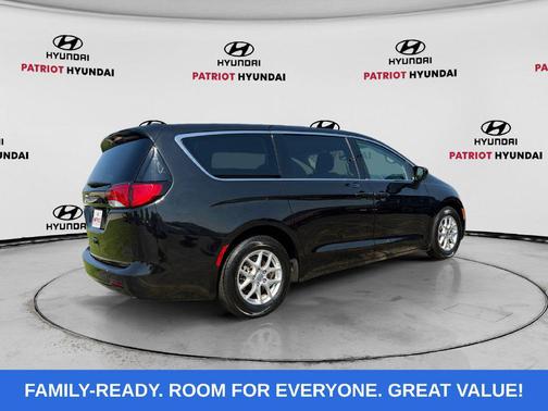 Brilliant Black Crystal Pearlcoat 2023 Chrysler Voyager LX
