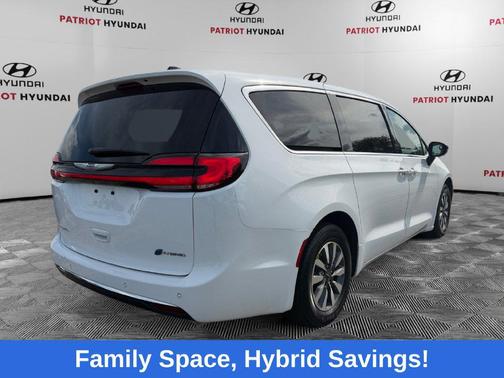 Bright White Clearcoat 2024 Chrysler Pacifica Hybrid Select