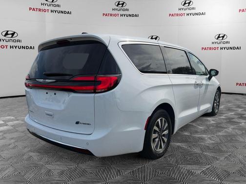 Bright White Clearcoat 2024 Chrysler Pacifica Hybrid Select