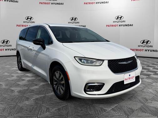 Bright White Clearcoat 2024 Chrysler Pacifica Hybrid Select