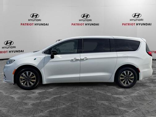Bright White Clearcoat 2024 Chrysler Pacifica Hybrid Select