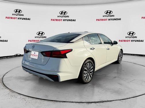 Glacier White 2025 Nissan Altima 2.5 SV