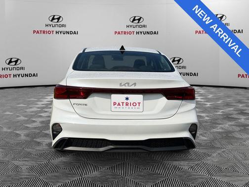 Snow White Pearl 2022 Kia Forte LXS