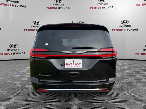 Diamond Black Crystal Pearlcoat 2025 Chrysler Pacifica L