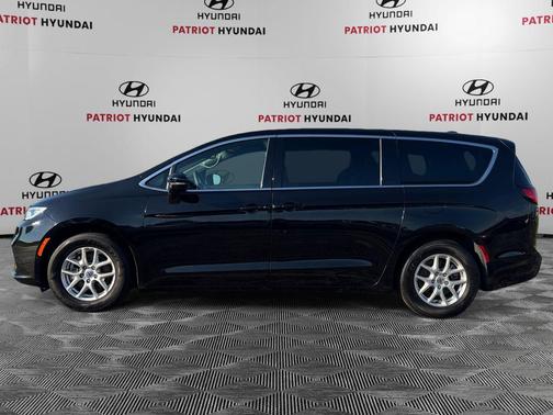 Diamond Black Crystal Pearlcoat 2025 Chrysler Pacifica L