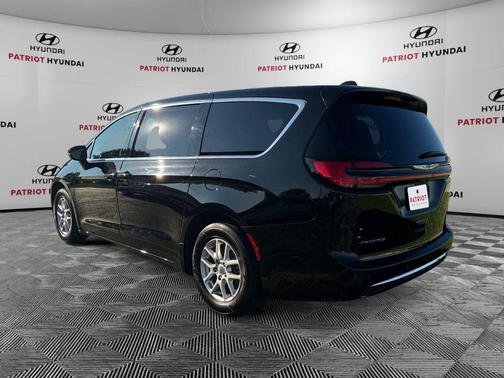 Diamond Black Crystal Pearlcoat 2025 Chrysler Pacifica L