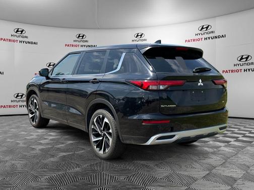 Black 2024 Mitsubishi Outlander SE S-AWC