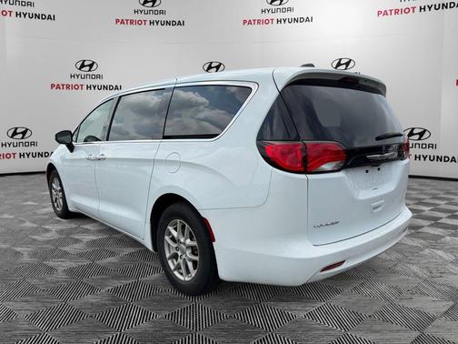 Bright White Clearcoat 2023 Chrysler Voyager LX