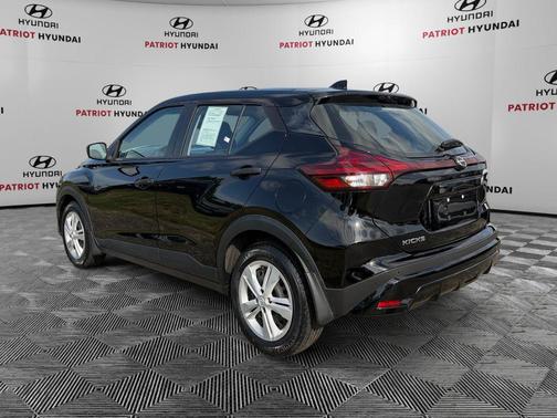 Super Black 2024 Nissan Kicks S