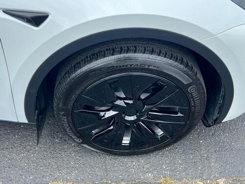 Pearl White Multi-Coat 2023 Tesla Model Y Long Range Dual Motor All-Wheel Drive
